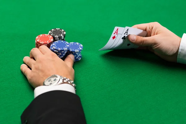 Pokerspelare med kort och marker på casino — Stockfoto