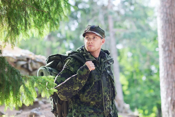 Jovem soldado com mochila na floresta — Fotografia de Stock