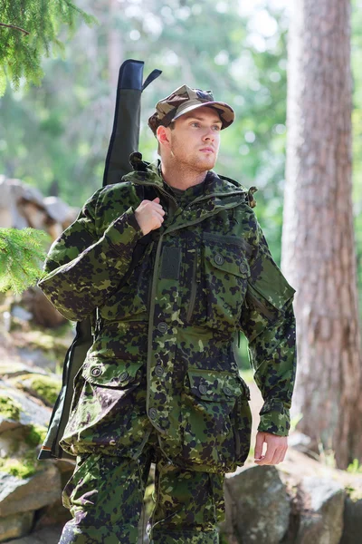 Jeune soldat ou chasseur armé en forêt — Photo