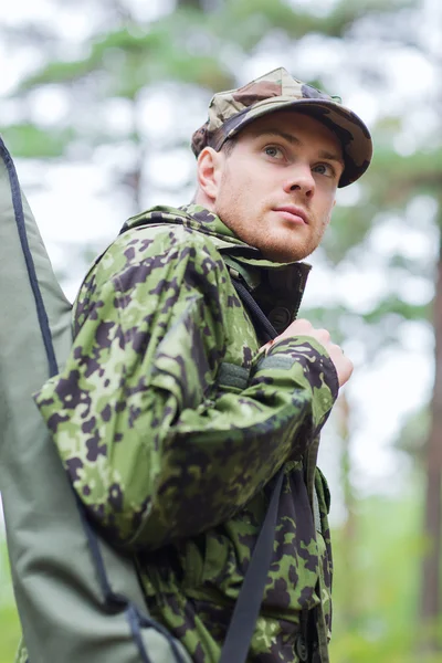 젊은 군인 또는 숲에서 총 사냥꾼 — 스톡 사진