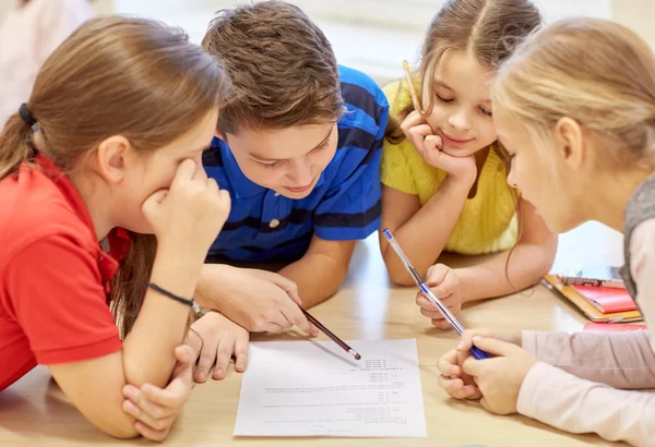 Grupa studentów, mówienie i pisanie w szkole — Zdjęcie stockowe