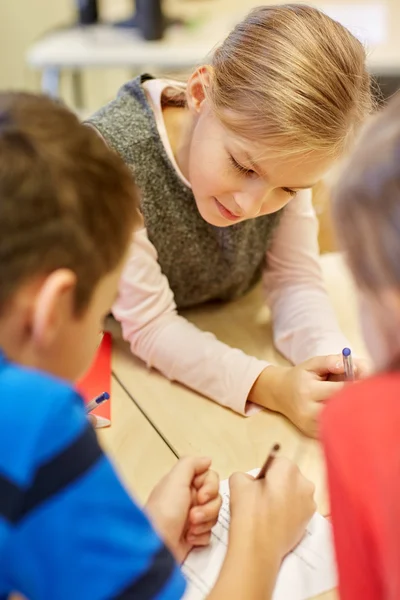 Groupe d'élèves parlant et écrivant à l'école — Photo