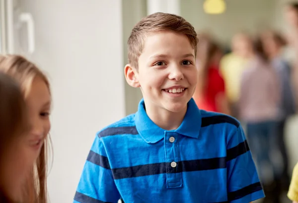 Grupo de escolares sonrientes en el pasillo — Foto de Stock