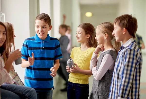 Group of school kids with soda cans in corridor — Stock Photo, Image