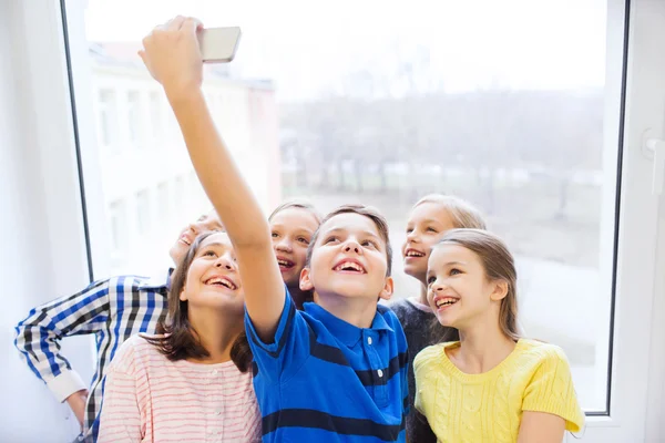 Skupina děti školy selfie s smartphone — Stock fotografie