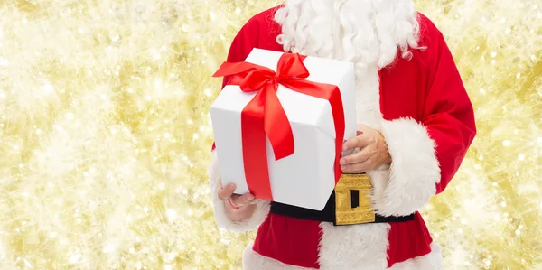 Gros plan de Santa Claus avec coffret cadeau — Photo