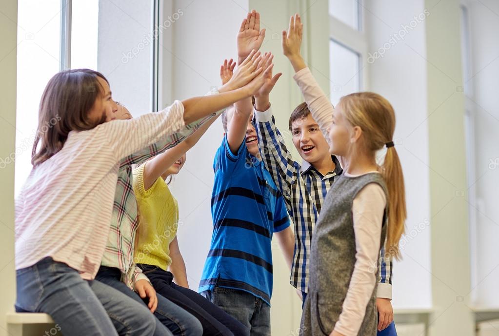 Спортивное окружение. Родители и дети. Партнер ребенок родитель. Дети дают пять. Дает пять лет в нее.