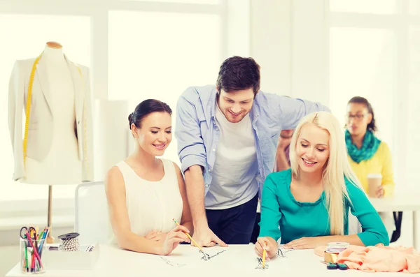 Diseñadores de moda sonrientes trabajando en la oficina — Foto de Stock