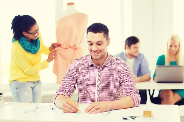 Lachende mode-ontwerpers werken in office — Stockfoto