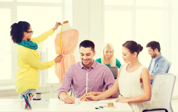 Usmívající se módní návrháři pracující v kanceláři — Stock fotografie