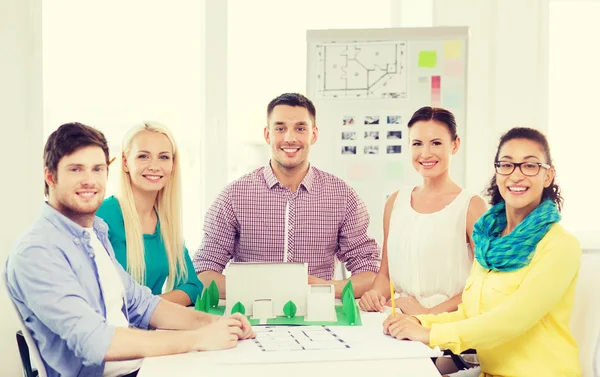 Architectes souriants travaillant dans le bureau — Photo