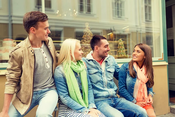 Groep lachende vrienden wandelen in de stad — Stockfoto