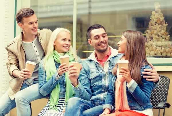 Gruppe lächelnder Freunde mit Kaffee zum Mitnehmen — Stockfoto