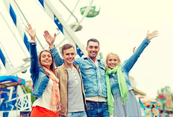 Gruppo di amici sorridenti che salutano le mani — Foto Stock