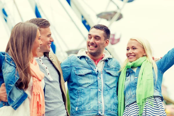 Groupe d'amis souriants dans le parc d'attractions — Photo