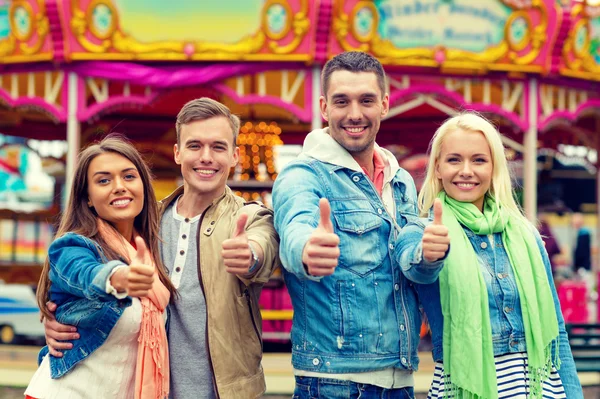 Grupo de amigos sonrientes mostrando pulgares hacia arriba — Foto de Stock