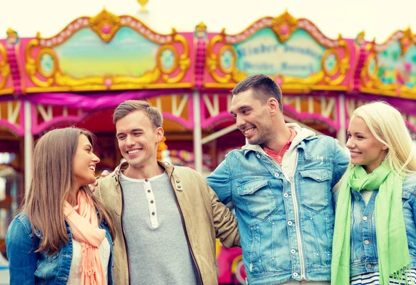 Gruppo di amici sorridenti nel parco divertimenti — Foto Stock