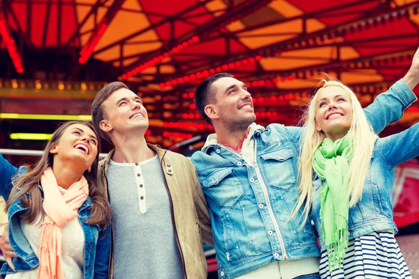 Gruppo di amici sorridenti nel parco divertimenti — Foto Stock