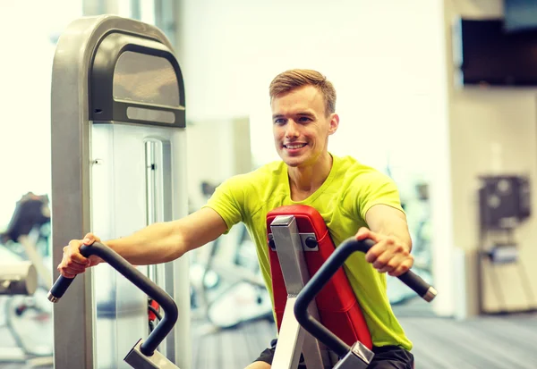 Gülümseyen adam spor salonunda egzersiz yapıyor. — Stok fotoğraf