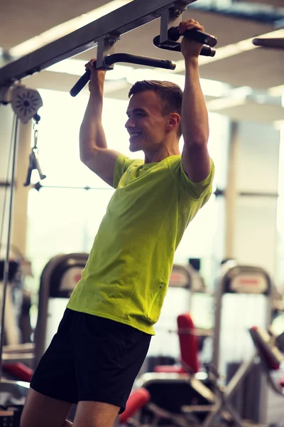 Gülümseyen adam spor salonunda egzersiz yapıyor. — Stok fotoğraf