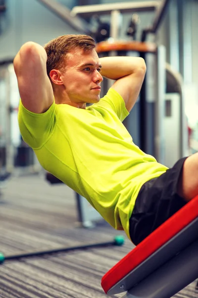 Uomo che si allena in palestra — Foto Stock