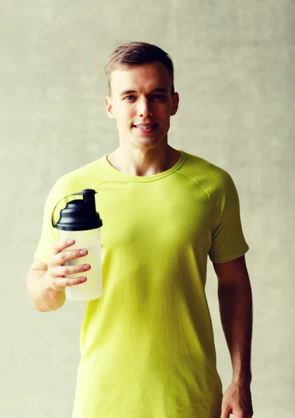 Lächelnder Mann mit Proteinshake-Flasche — Stockfoto