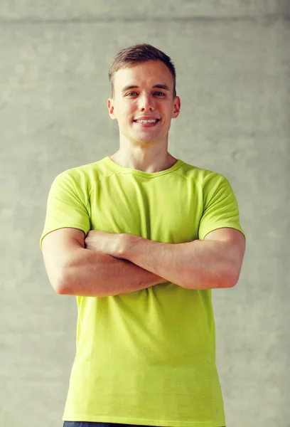 Leende man i gym — Stockfoto