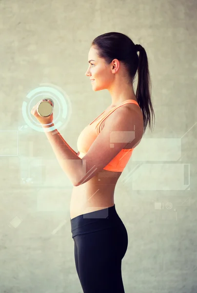 Leende kvinna med hantlar i gym — Stockfoto