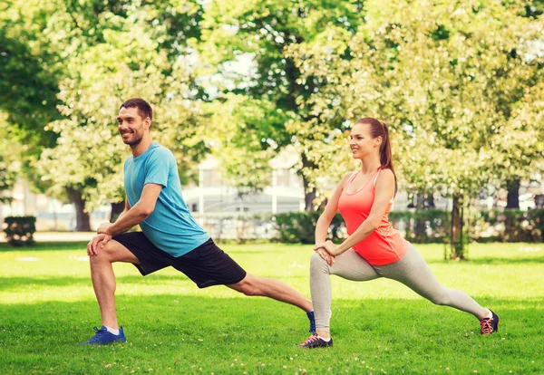 Smiling couple stretching outdoors — Stockfoto