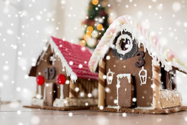 Close-up van prachtige Peperkoekhuisjes thuis — Stockfoto