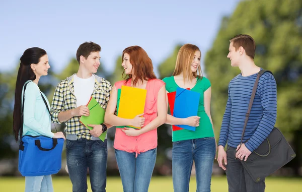 Groep lachende studenten permanent — Stockfoto