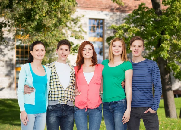 Grupp leende studenter står — Stockfoto