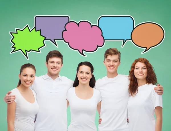 Gruppo di adolescenti sorridenti con bolle di testo — Foto Stock