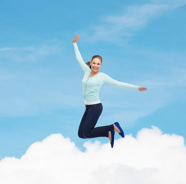 Gülümseyen genç kadın havada zıplıyor. — Stok fotoğraf