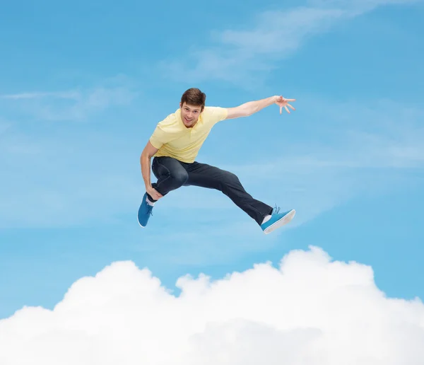 在空气中跳跃的年轻男人微笑着 — 图库照片