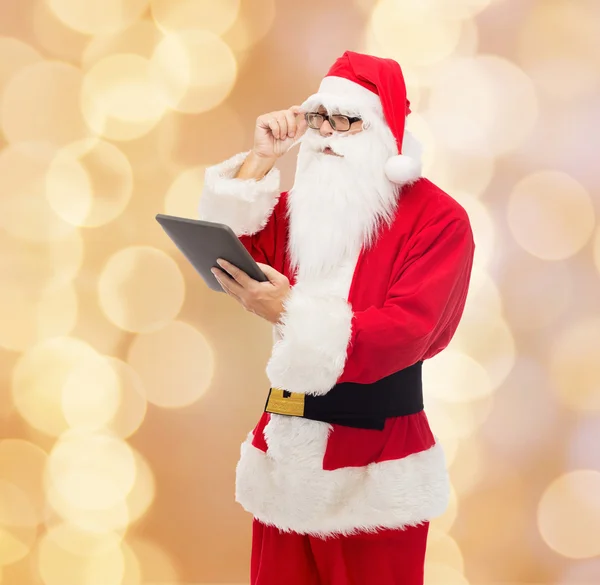 Людина в костюмі Санта Клауса з планшетним ПК — стокове фото