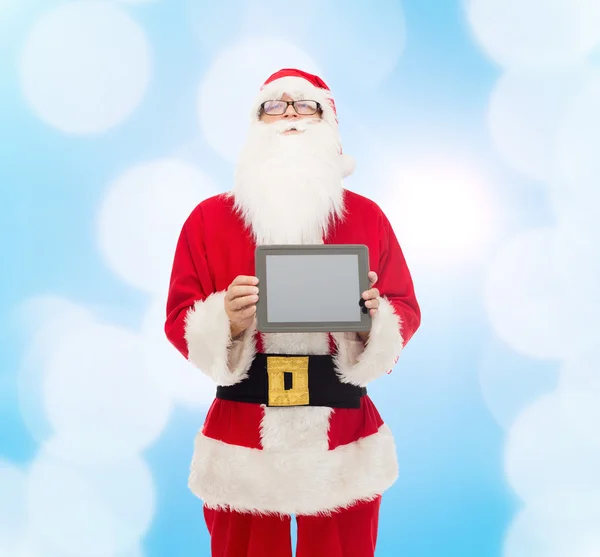 Homme en costume de Père Noël claus avec tablette pc — Photo