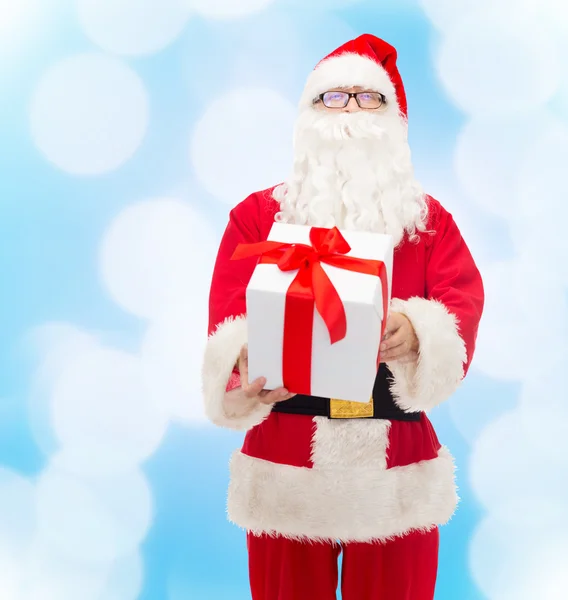 Homme en costume de Père Noël claus avec boîte cadeau — Photo