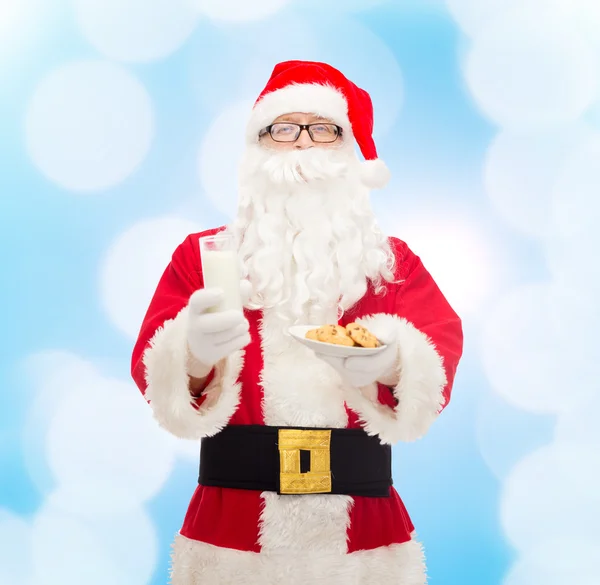 Santa claus s sklenici mléka a soubory cookie — Stock fotografie