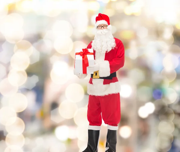 Homme en costume de Père Noël claus avec boîte cadeau — Photo
