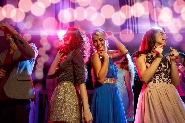 Lachende vrienden dansen in de club — Stockfoto