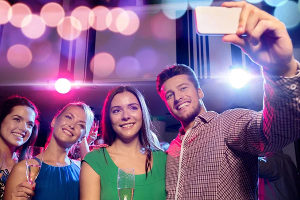 Amigos com óculos e smartphone no clube — Fotografia de Stock