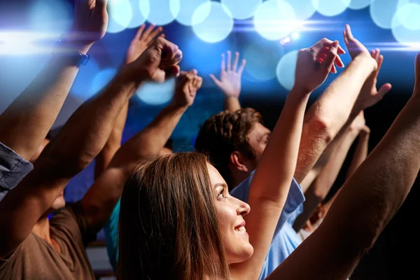 Ler vänner på konsert i club — Stockfoto
