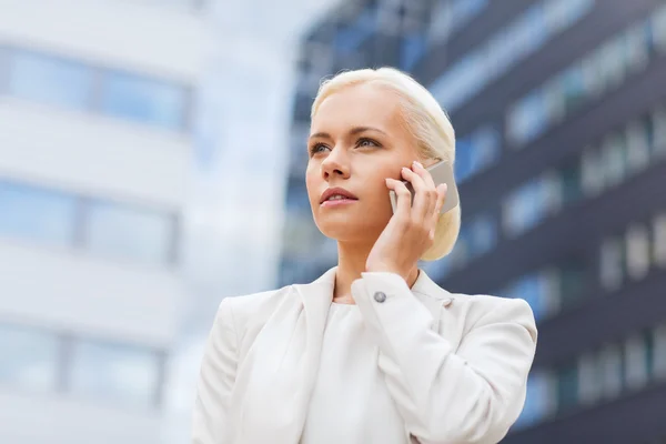 Mujer de negocios seria con teléfono inteligente al aire libre — Foto de Stock