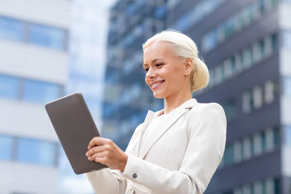 Mulher de negócios sorridente com tablet pc ao ar livre — Fotografia de Stock