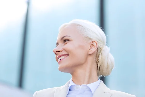 Giovane donna d'affari sorridente sopra l'edificio dell'ufficio — Foto Stock