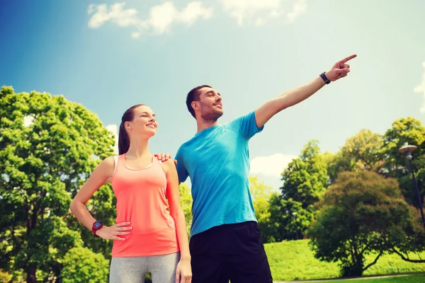 Zwei lächelnde Menschen im Freien — Stockfoto