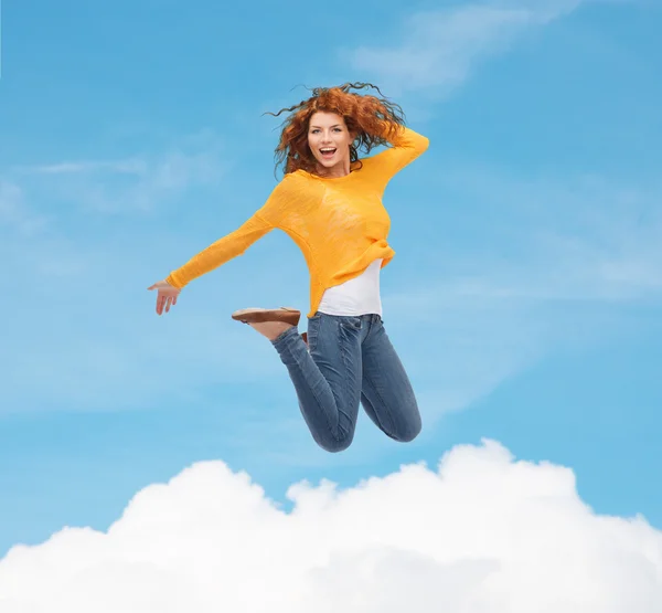 Lachende jonge vrouw springen in de lucht — Stockfoto