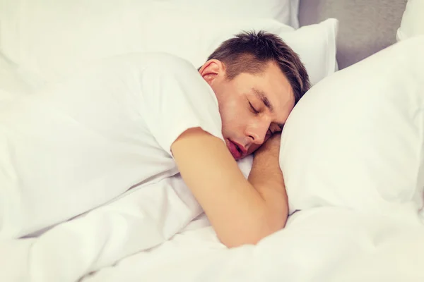 Hombre guapo durmiendo en la cama — Foto de Stock