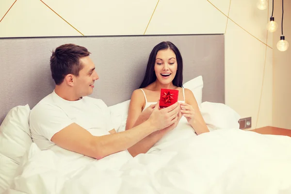 Homem dando mulher pequena caixa de presente vermelho — Fotografia de Stock